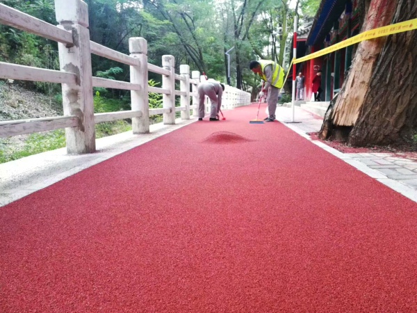 透水彩色路面制作的跑道材料通常是哪些？